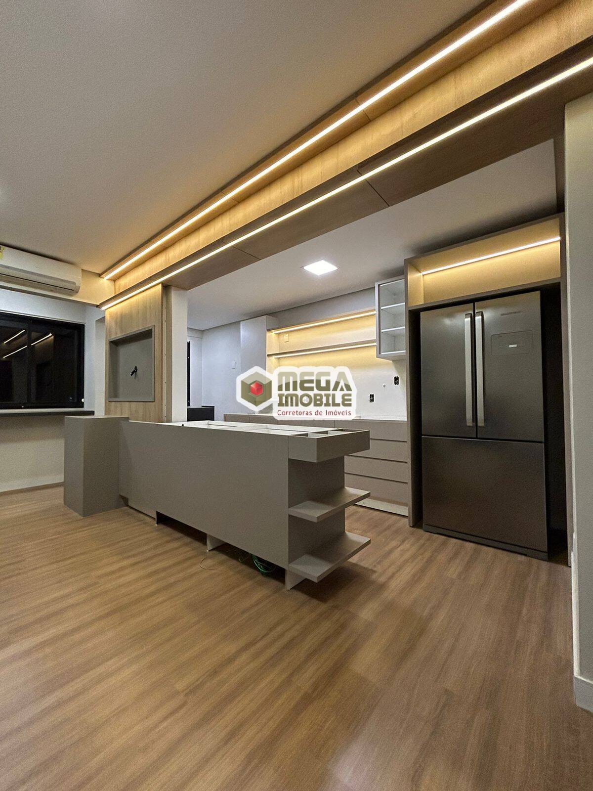 Apartamento todo reformado na Agronomica! 2dormitorios
