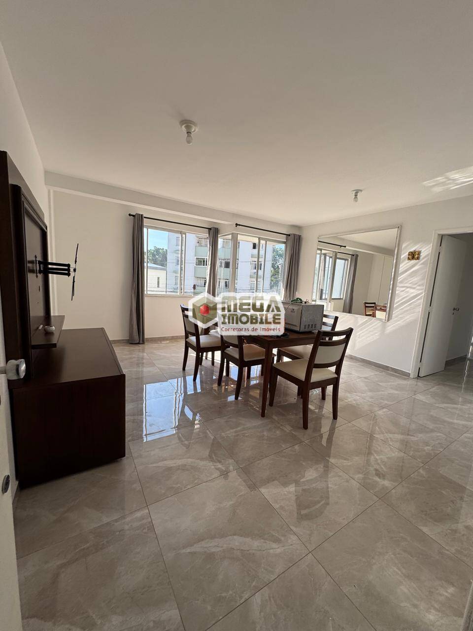 Apartamento Iluminado, amplo, 3 dormitorios (suíte) , 2 quadras UFSC