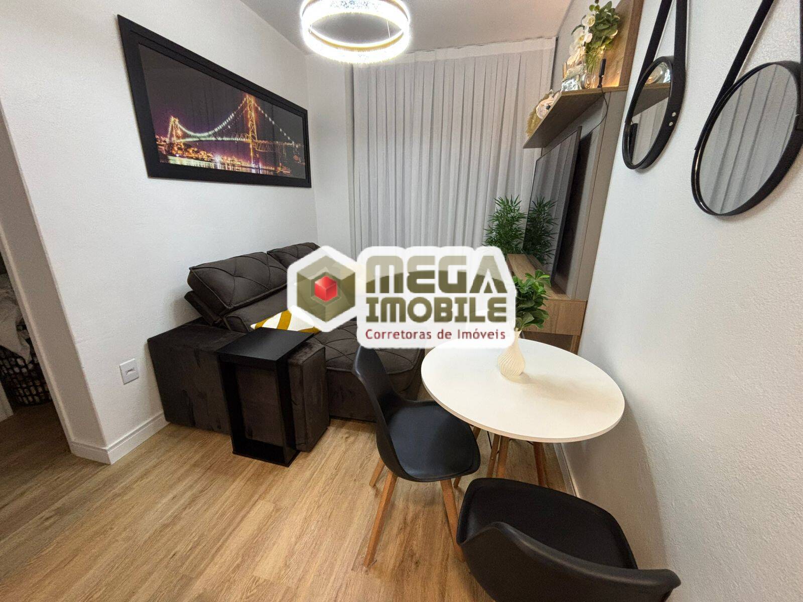reformado, mobiliado,3 dorm, vaga de garagem, proximo Mauro Ramos, Floripa